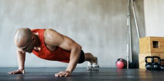 man pushups home gym